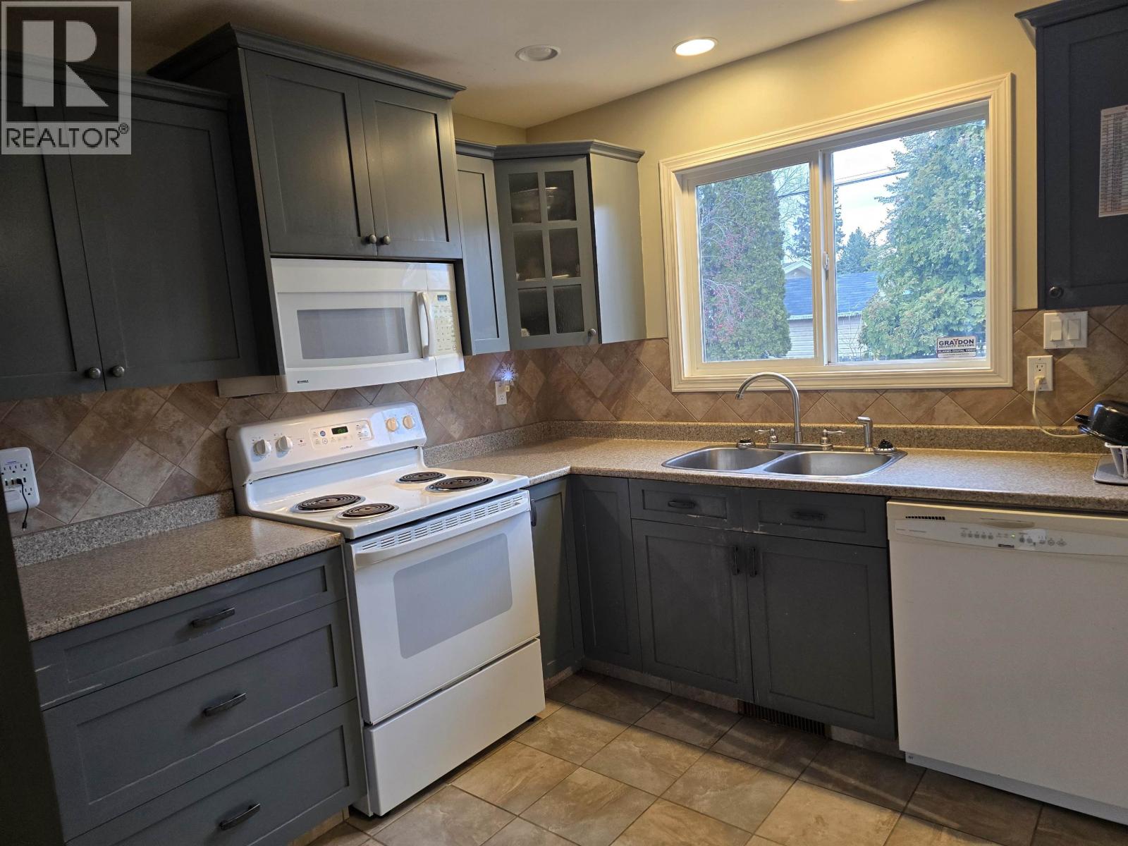 2790 FAIRVIEW CRESCENT - 3