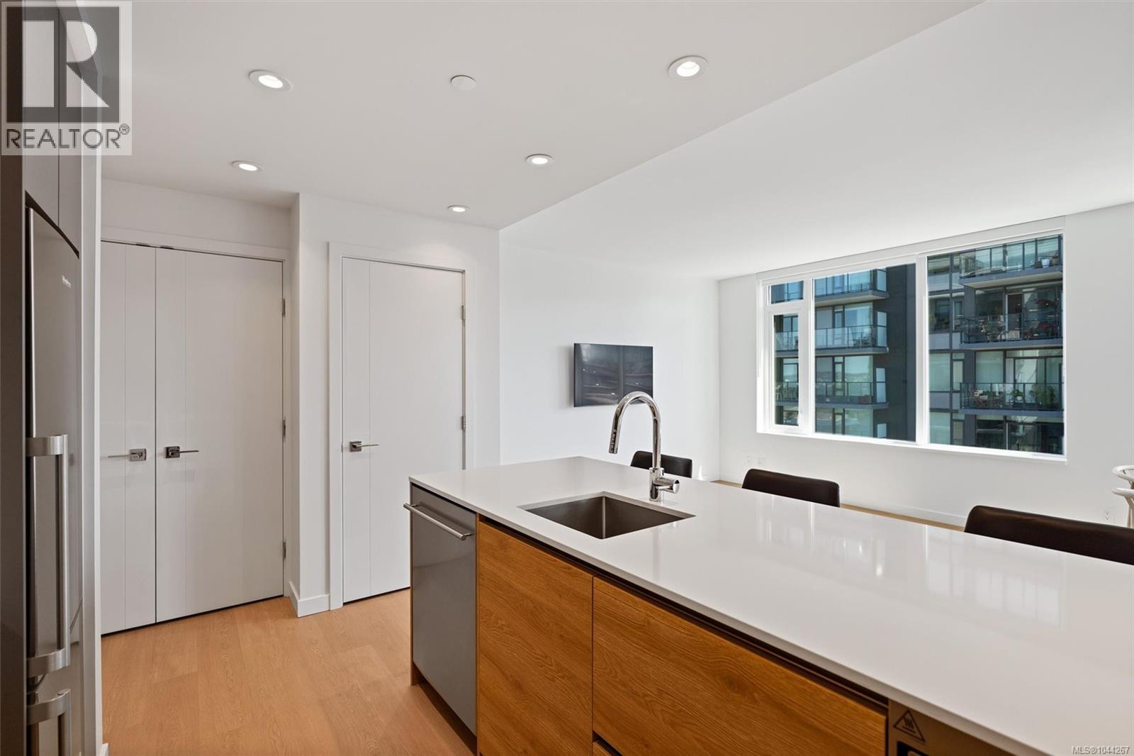 #905 369 Tyee Rd - 14