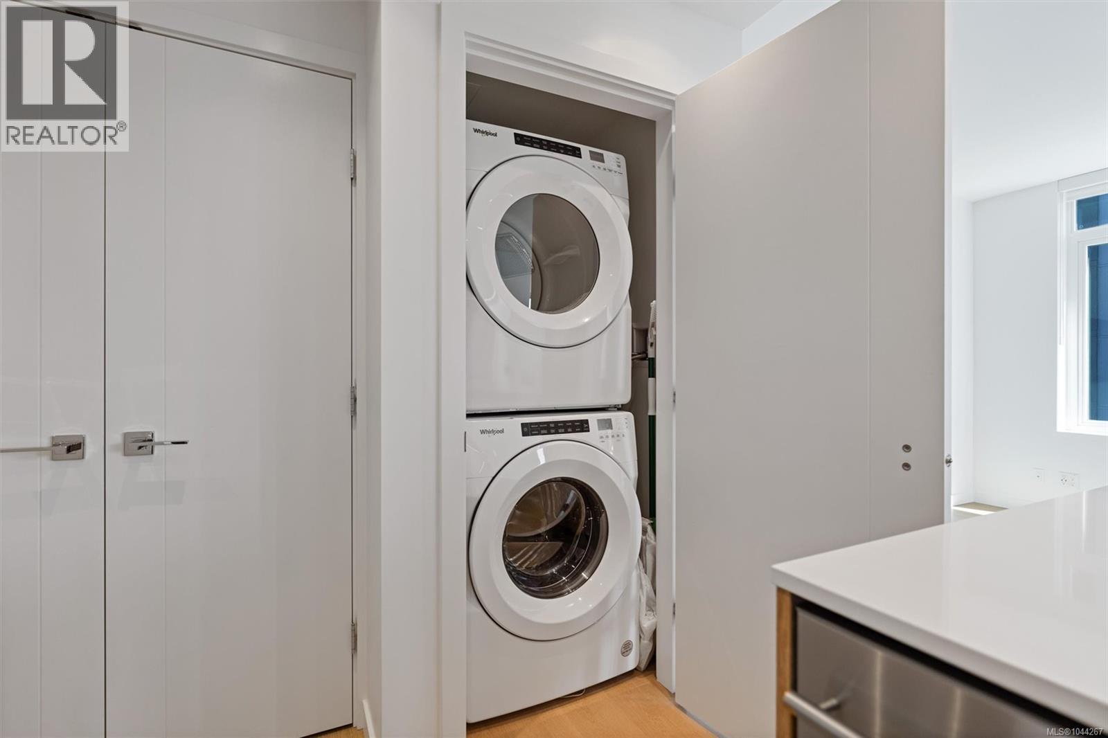#905 369 Tyee Rd - 27
