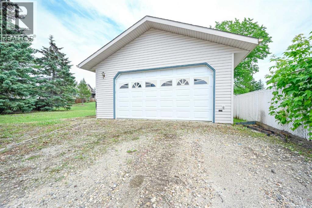 902 Birch Street, Beaverlodge — photo 2