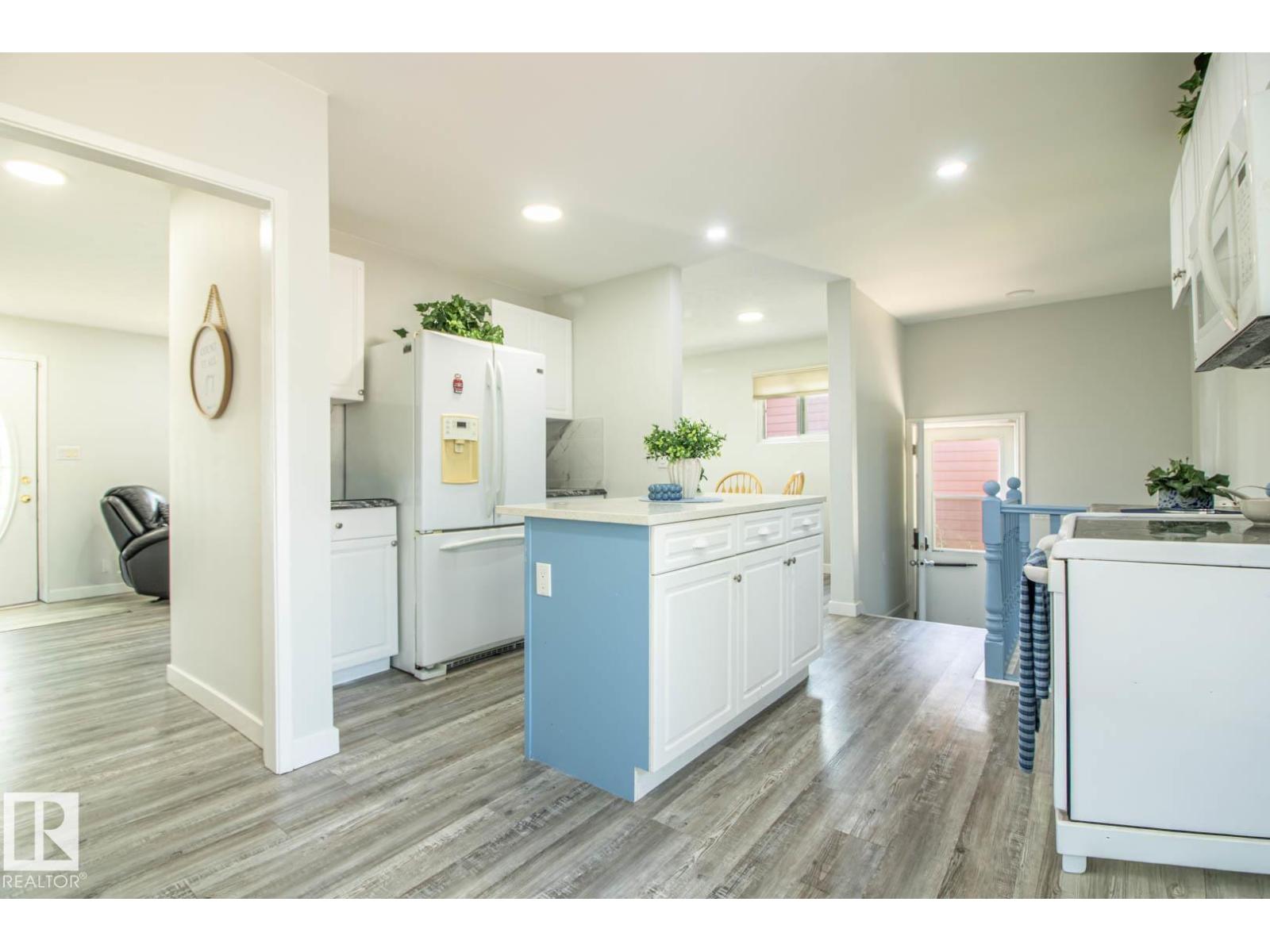 15922 92 AV NW - 15