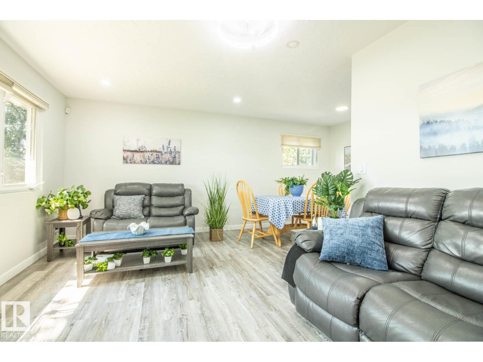 15922 92 AV NW - 7