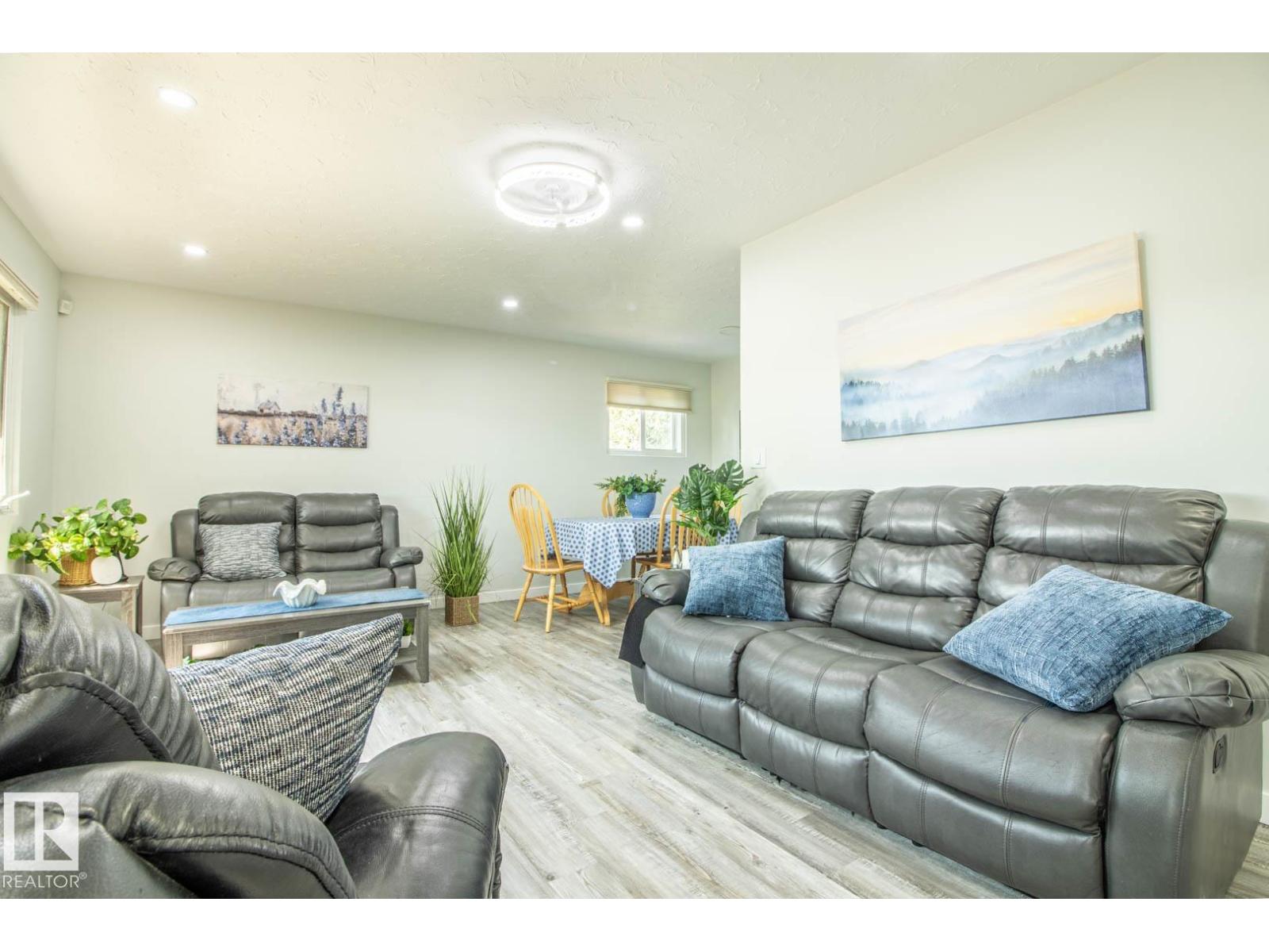 15922 92 AV NW - 4