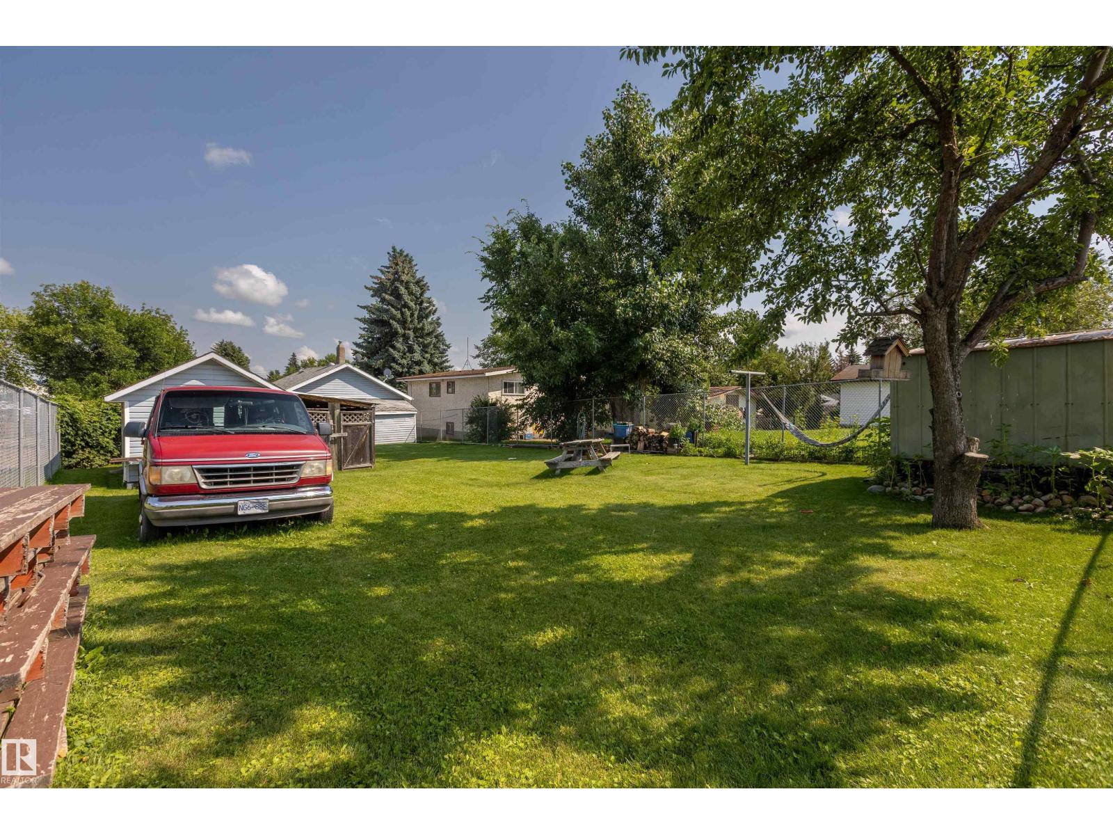 4834 51 ST - 23