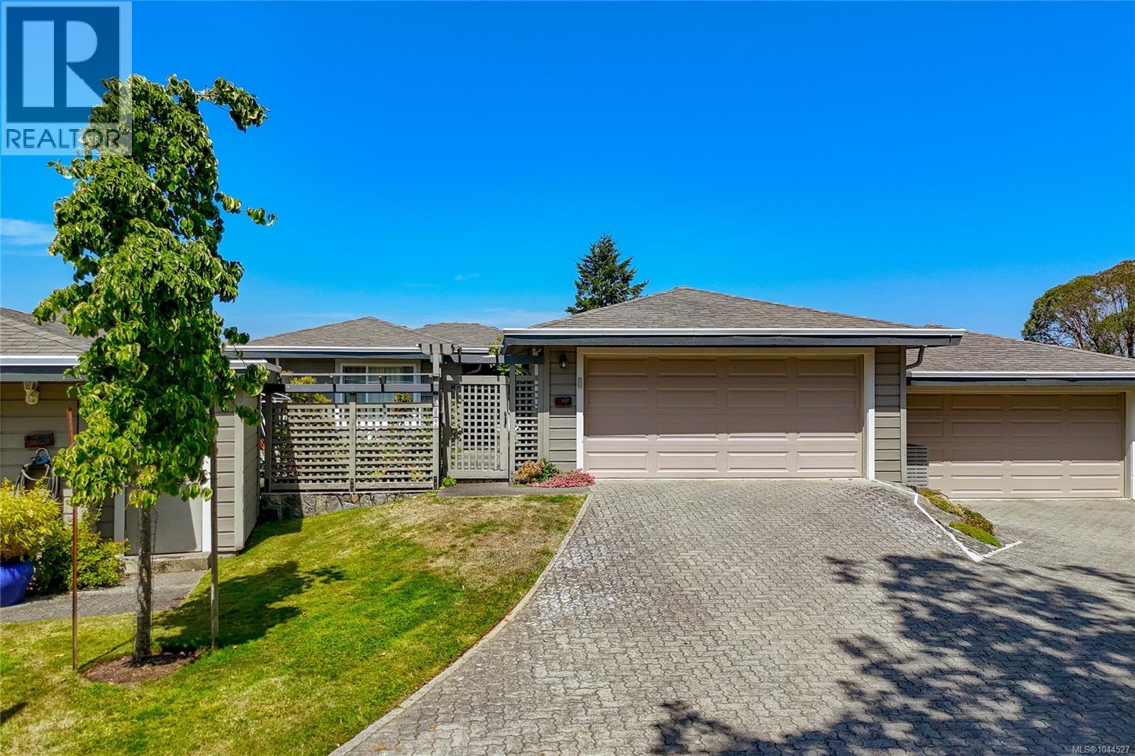 #607 2829 Arbutus Rd - 1