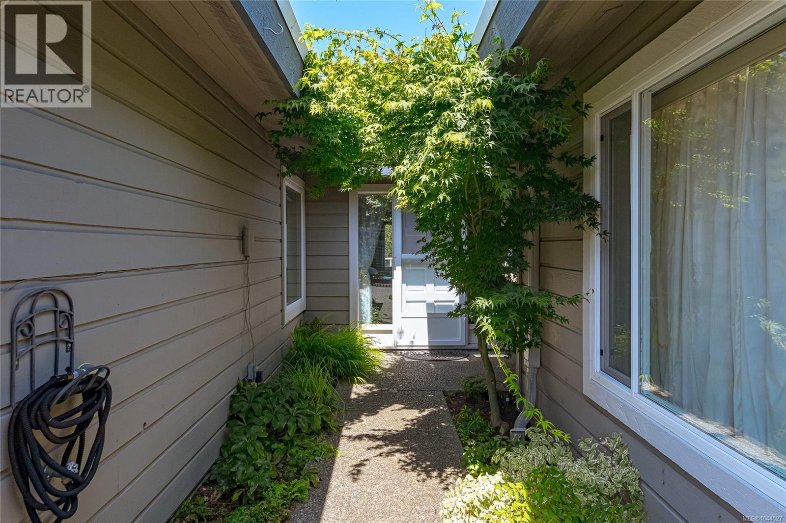 #607 2829 Arbutus Rd - 11