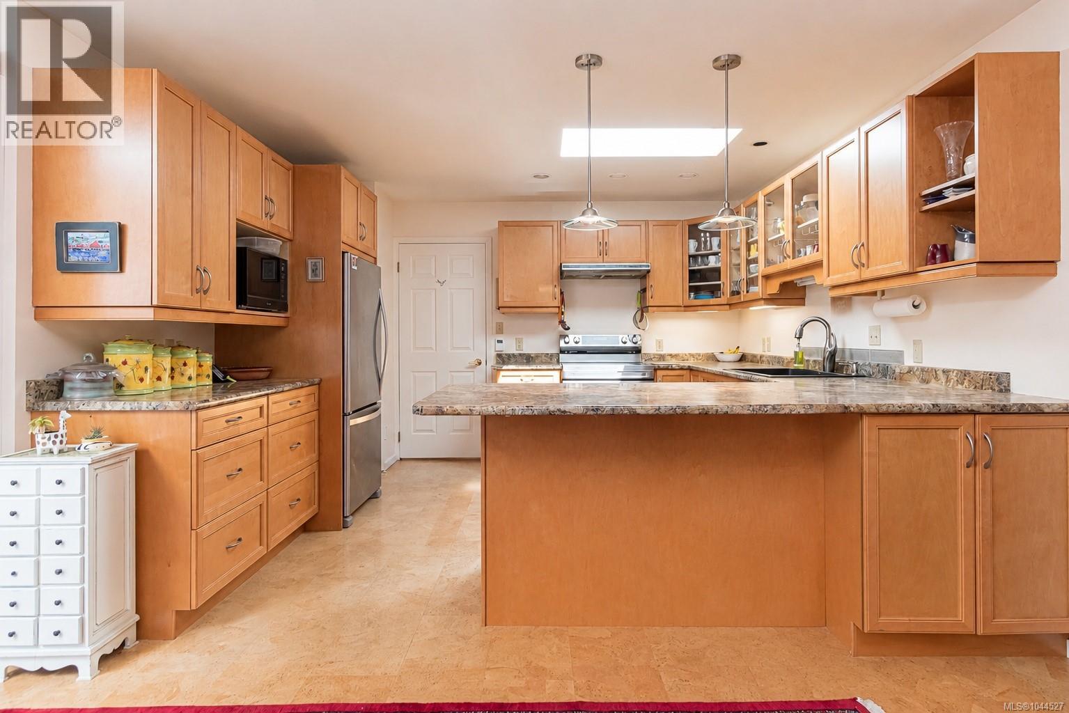 #607 2829 Arbutus Rd - 25