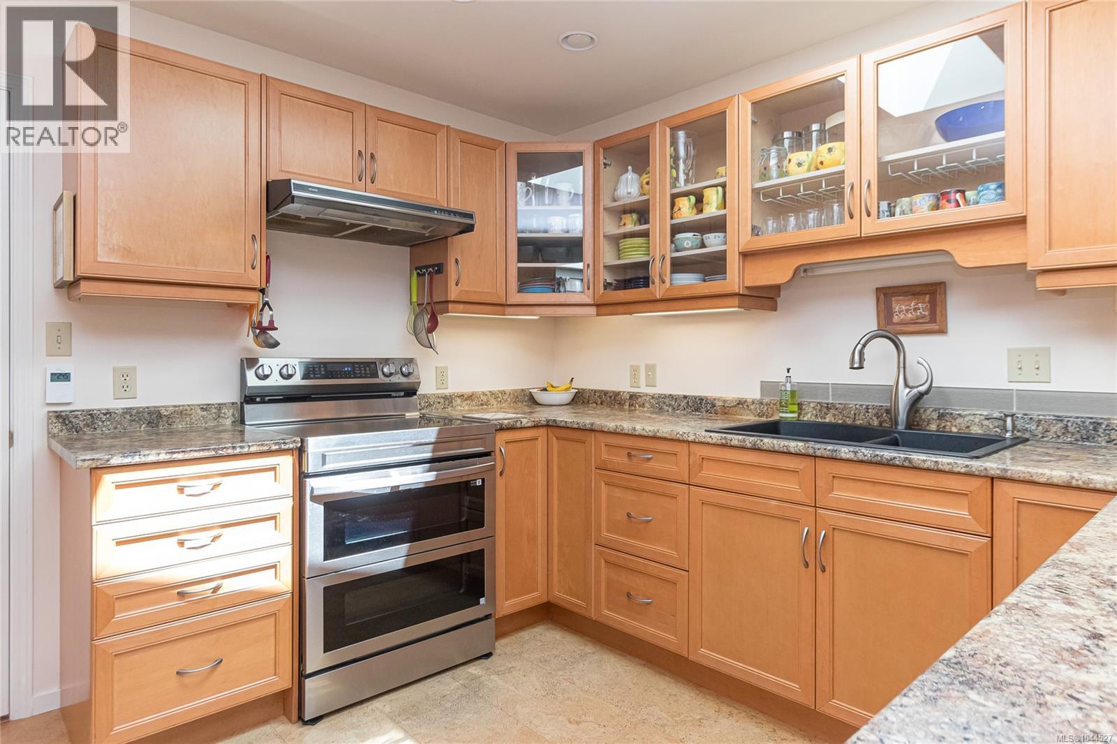 #607 2829 Arbutus Rd - 26