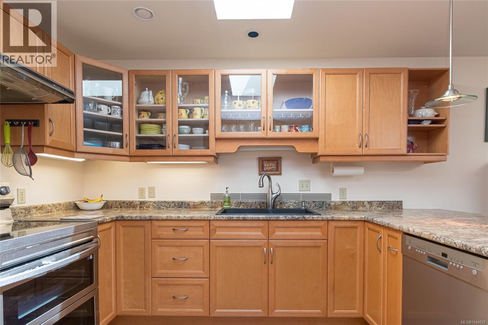 #607 2829 Arbutus Rd - 28