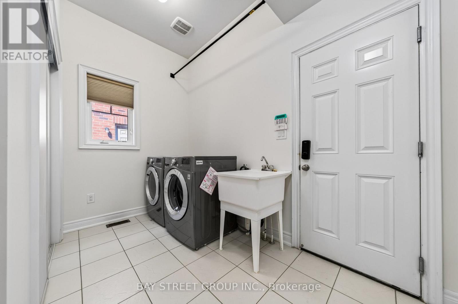 31 WOODGATE PINES DRIVE - Image 24