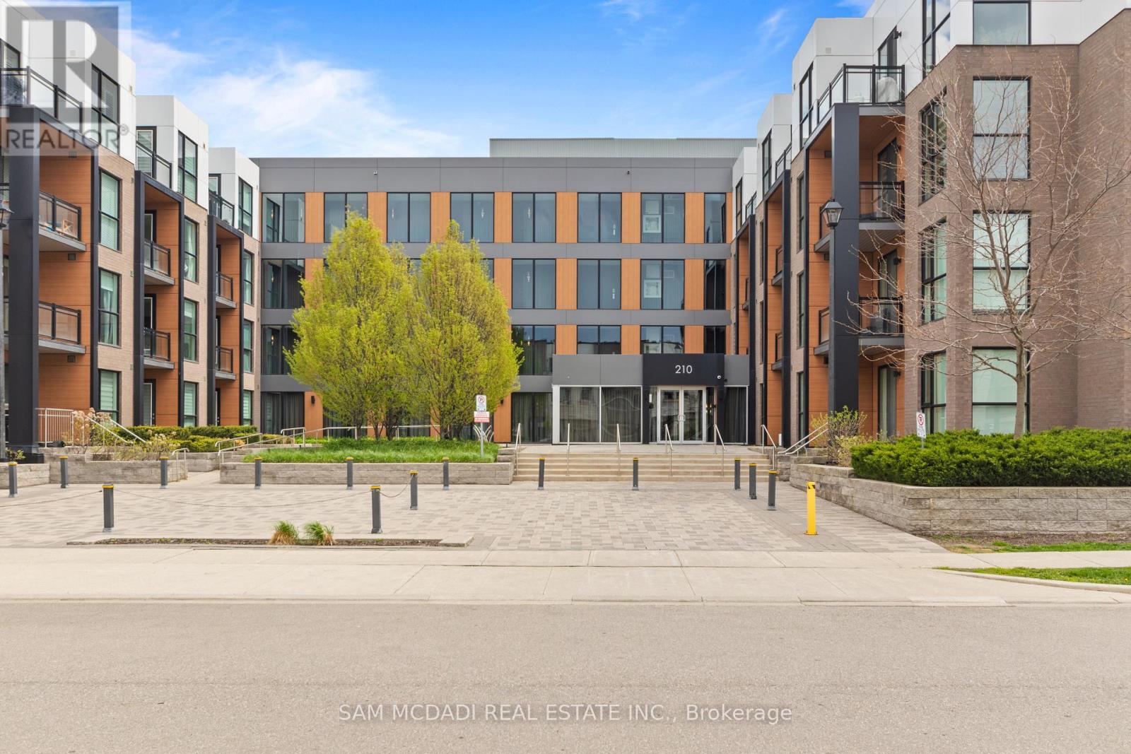 204 - 210 SABINA DRIVE E