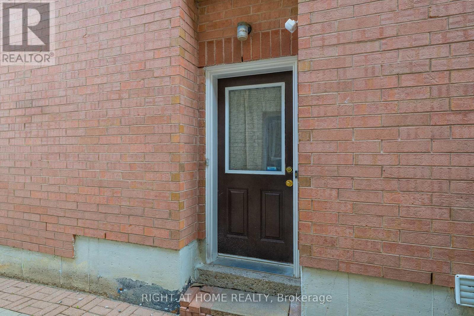 86 WHITEHOUSE CRESCENT - 29