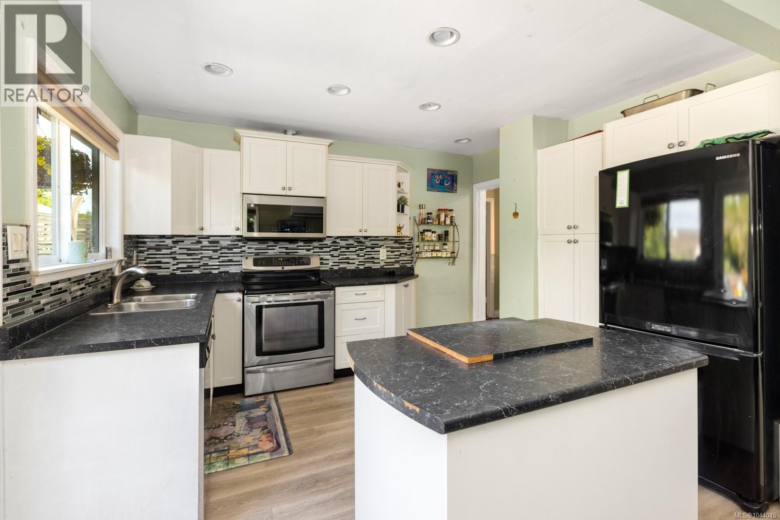 461 Howard Ave - 11