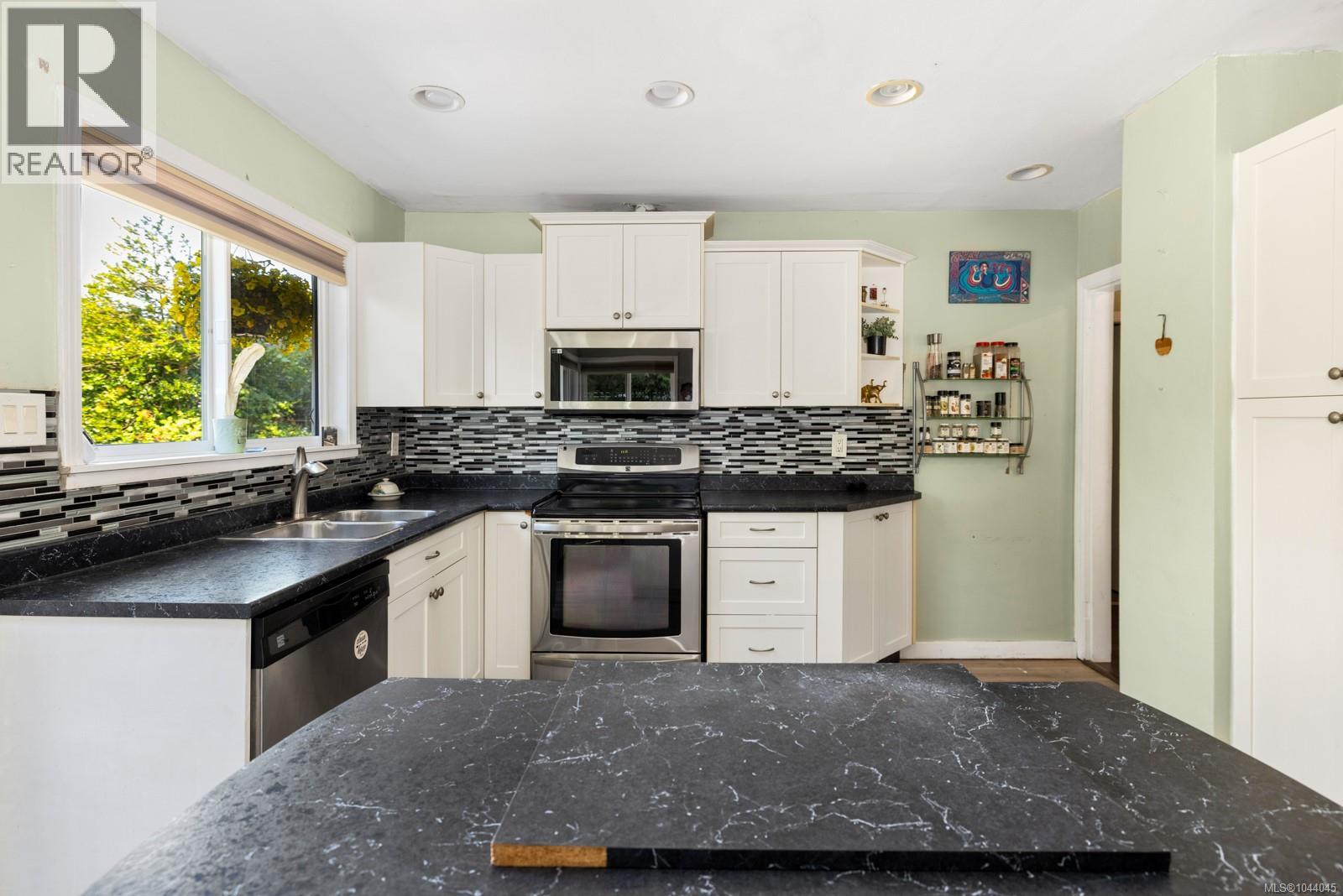 461 Howard Ave - 12