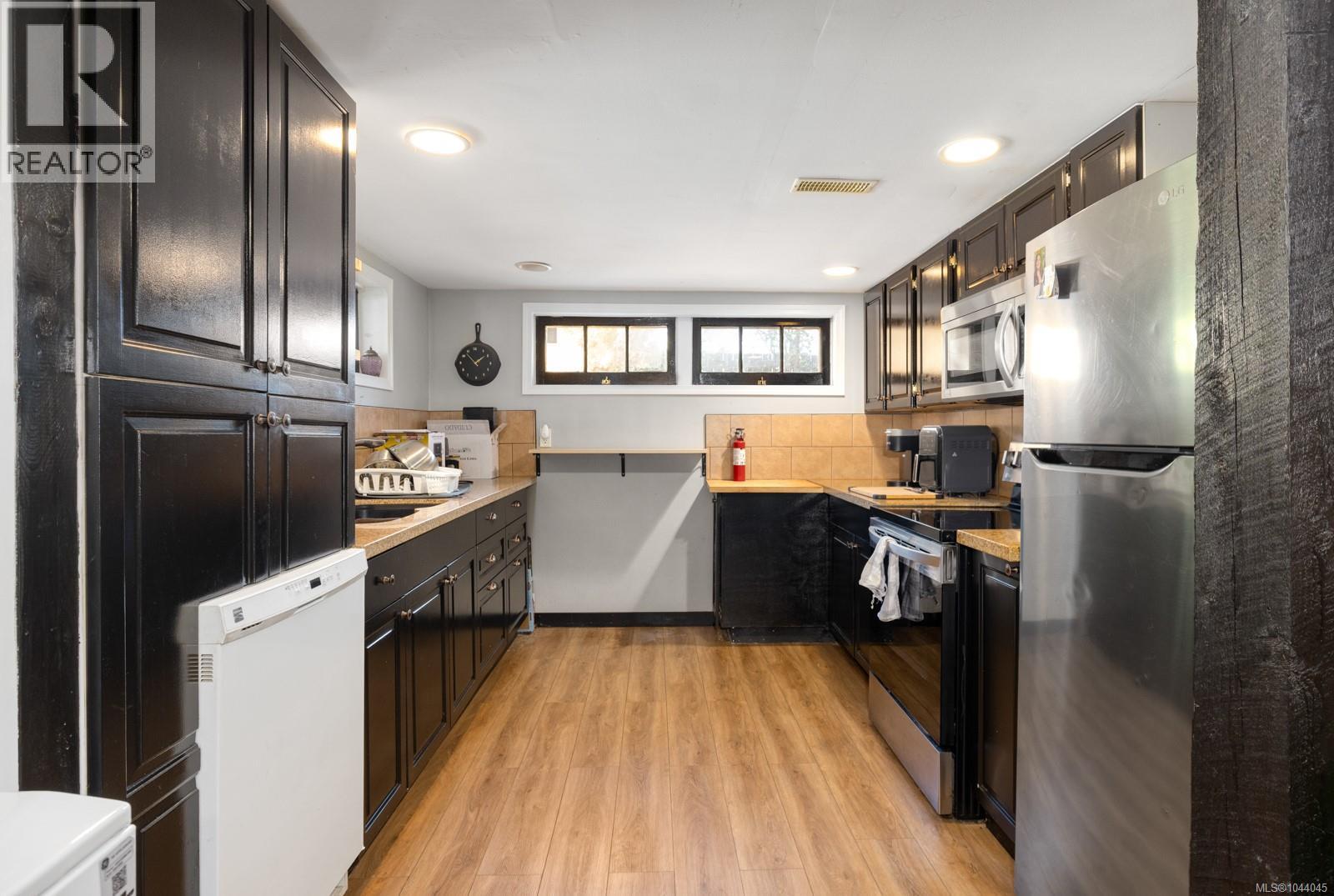 461 Howard Ave - 26