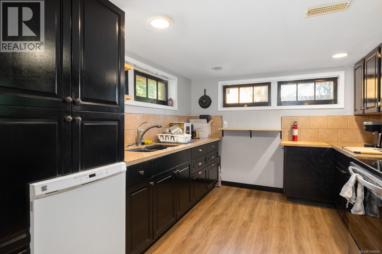 461 Howard Ave - 27