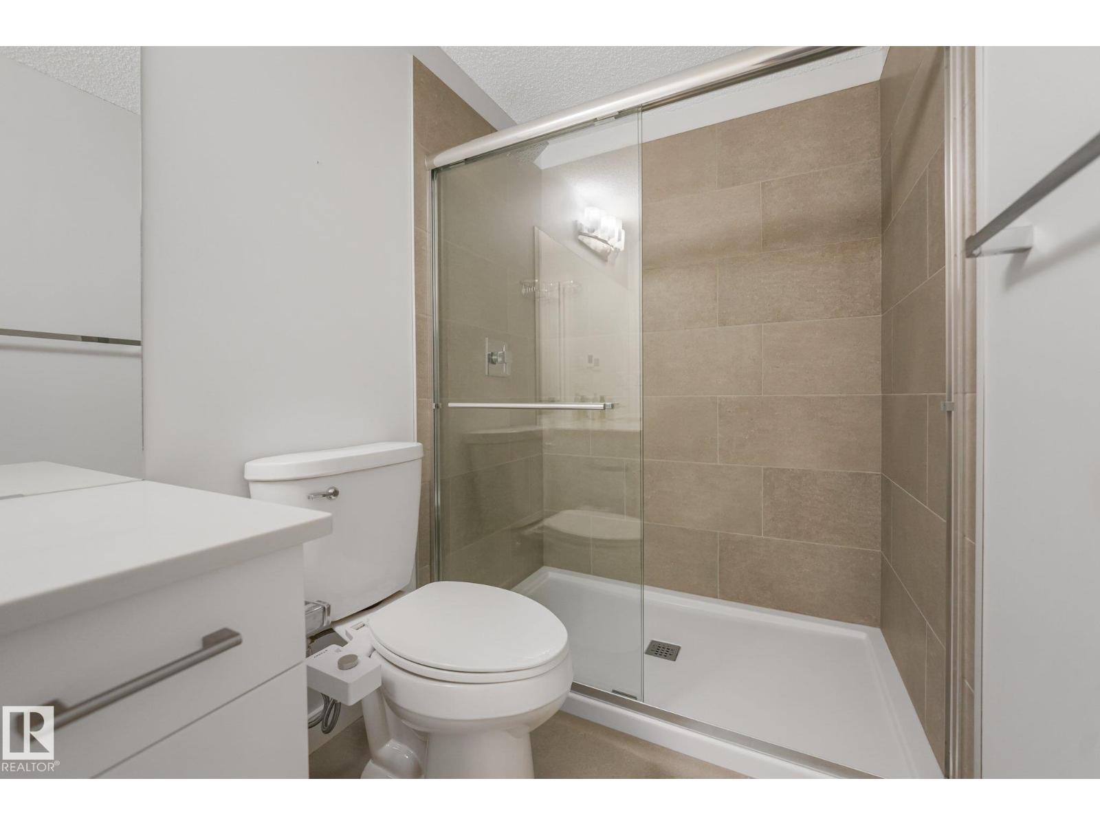 6404 176 AV NW - 64