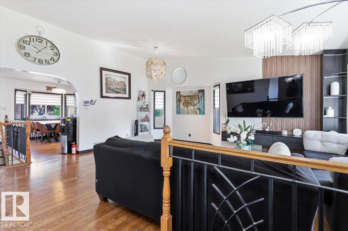 242 Northmount DR - 3
