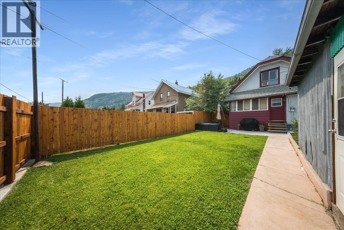 1109 Nelson Avenue, Trail