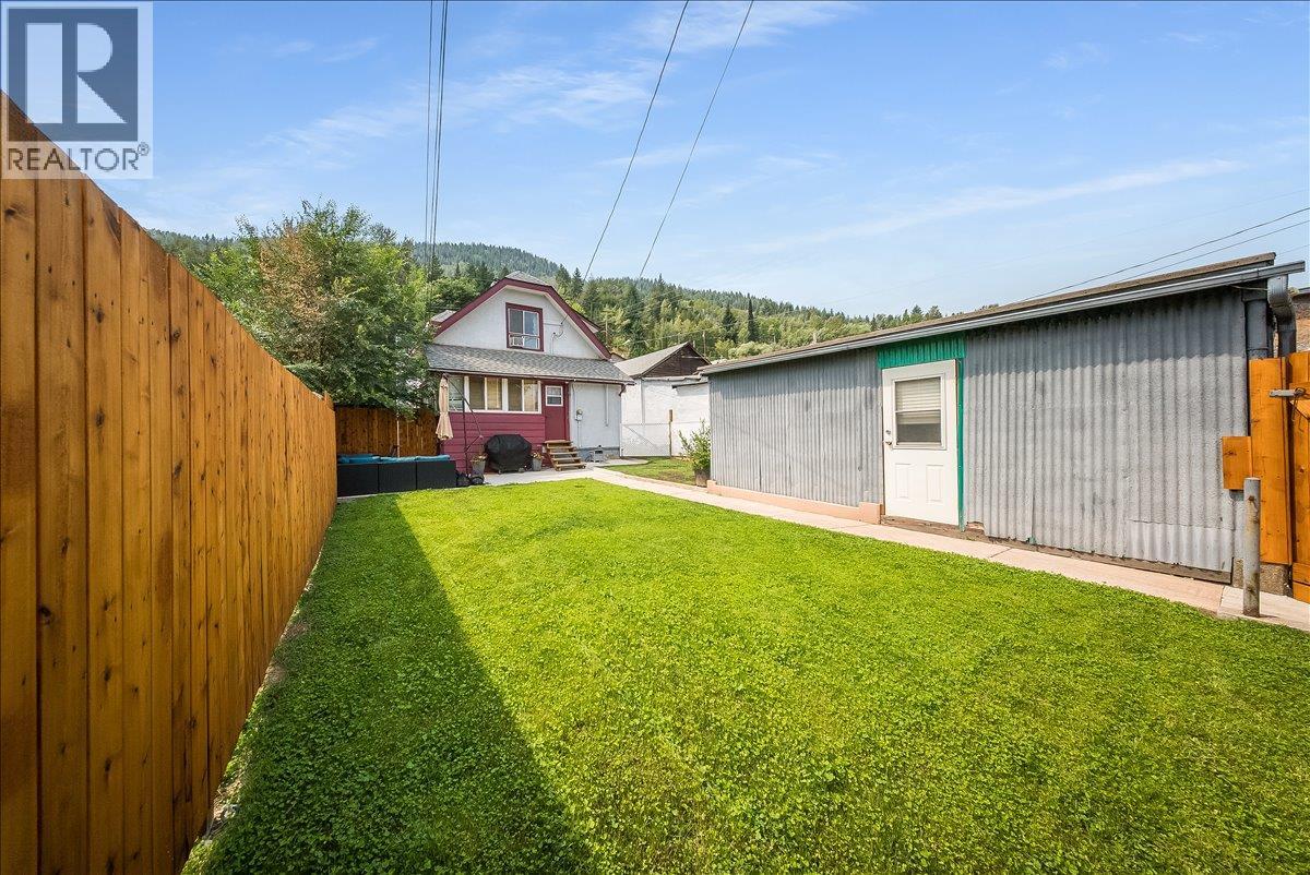 1109 Nelson Avenue, Trail