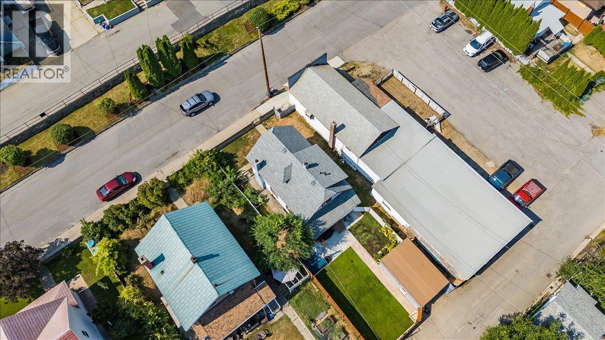 1109 Nelson Avenue, Trail