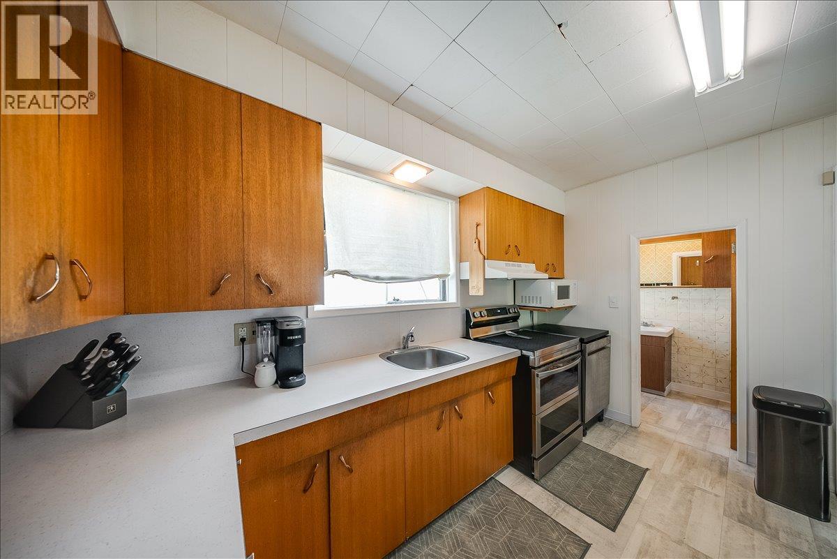 1109 Nelson Avenue, Trail