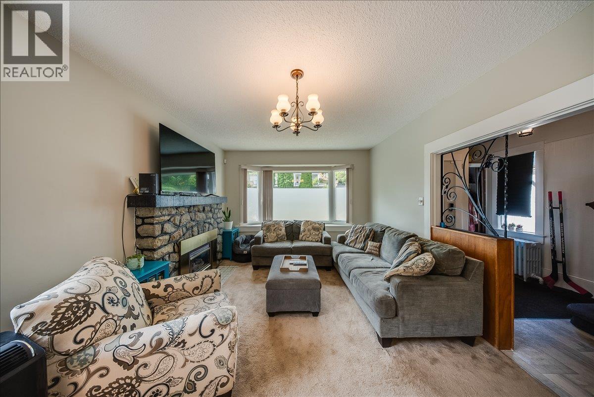 1109 Nelson Avenue, Trail
