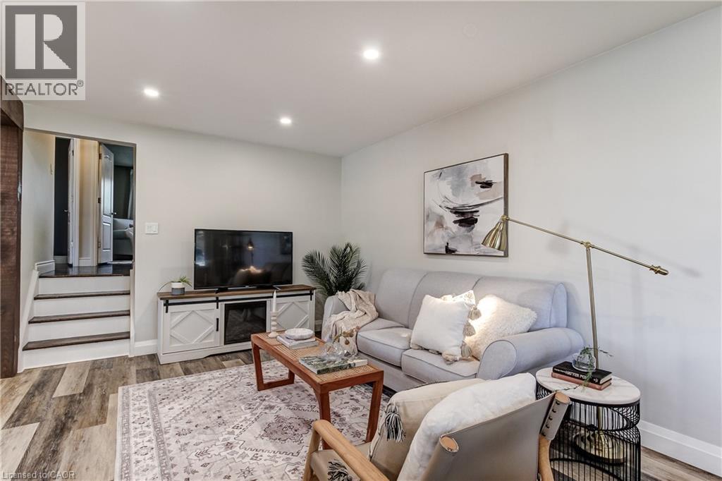 323 CRANBROOK Drive - Image 17