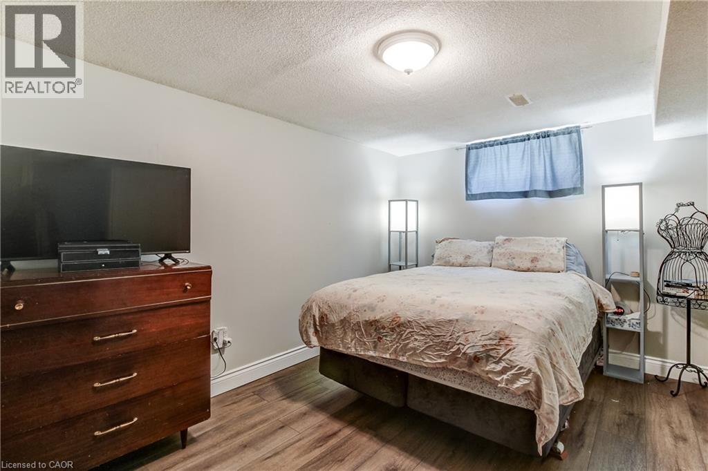 323 CRANBROOK Drive - Image 32