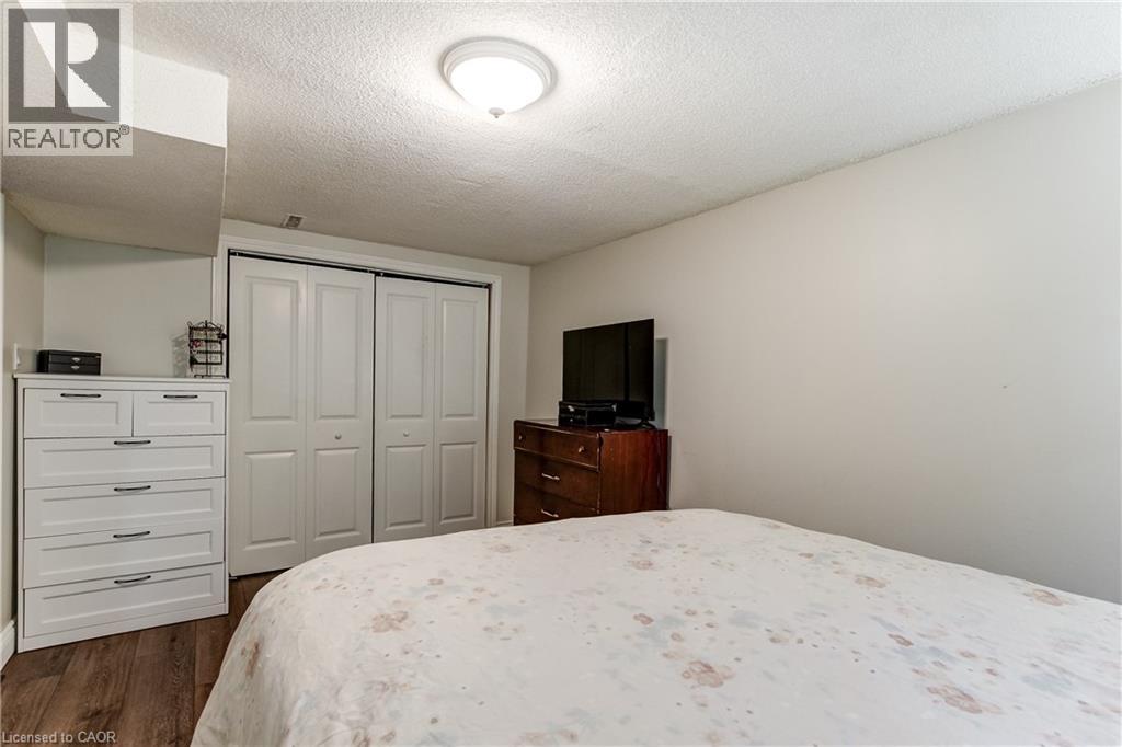 323 CRANBROOK Drive - 33