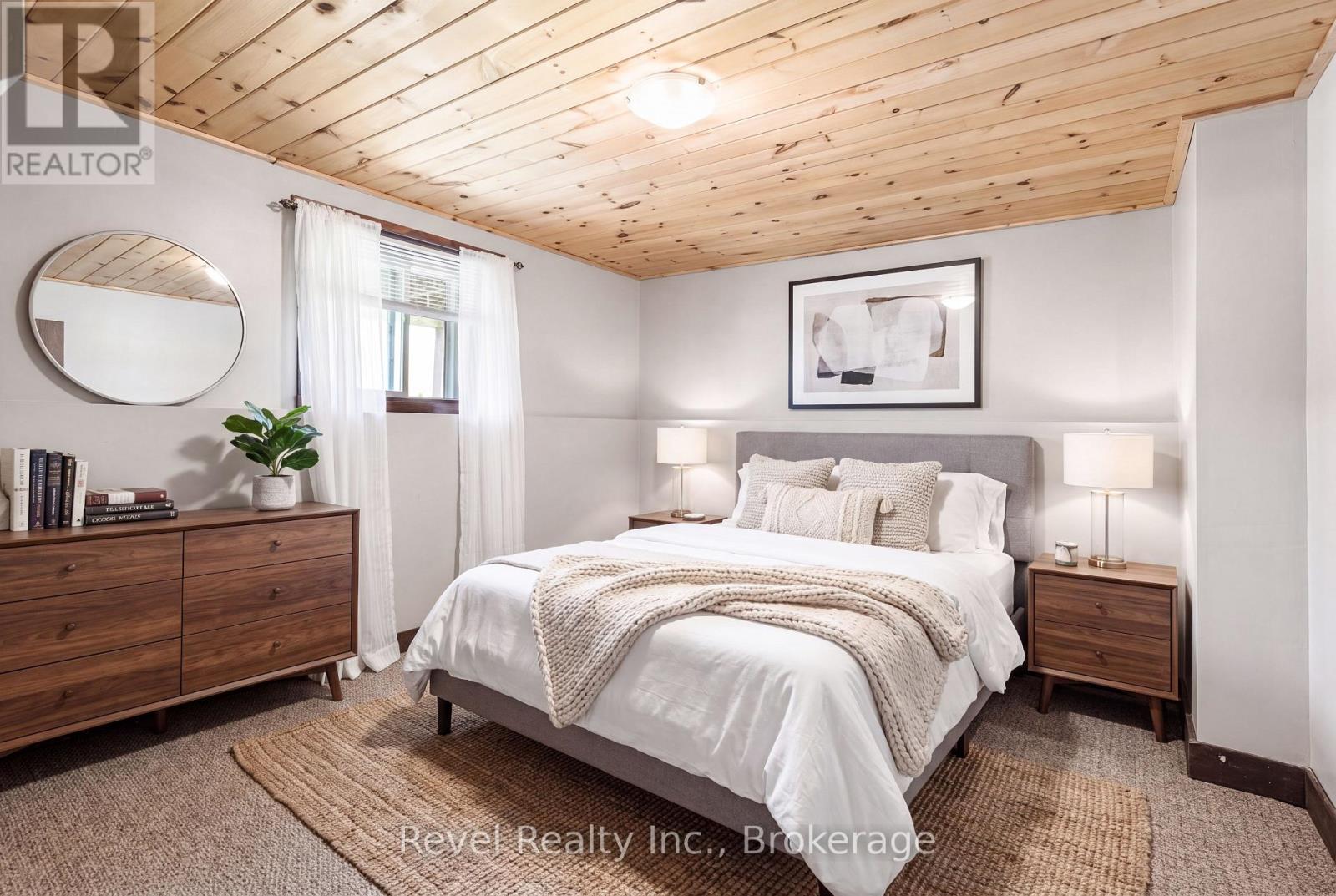 81 QUEEN STREET S - 32