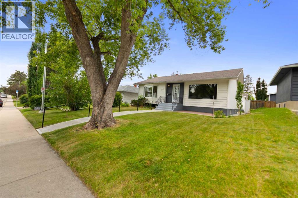 2915 13 Avenue NW, St Andrews Heights, Calgary photo 2