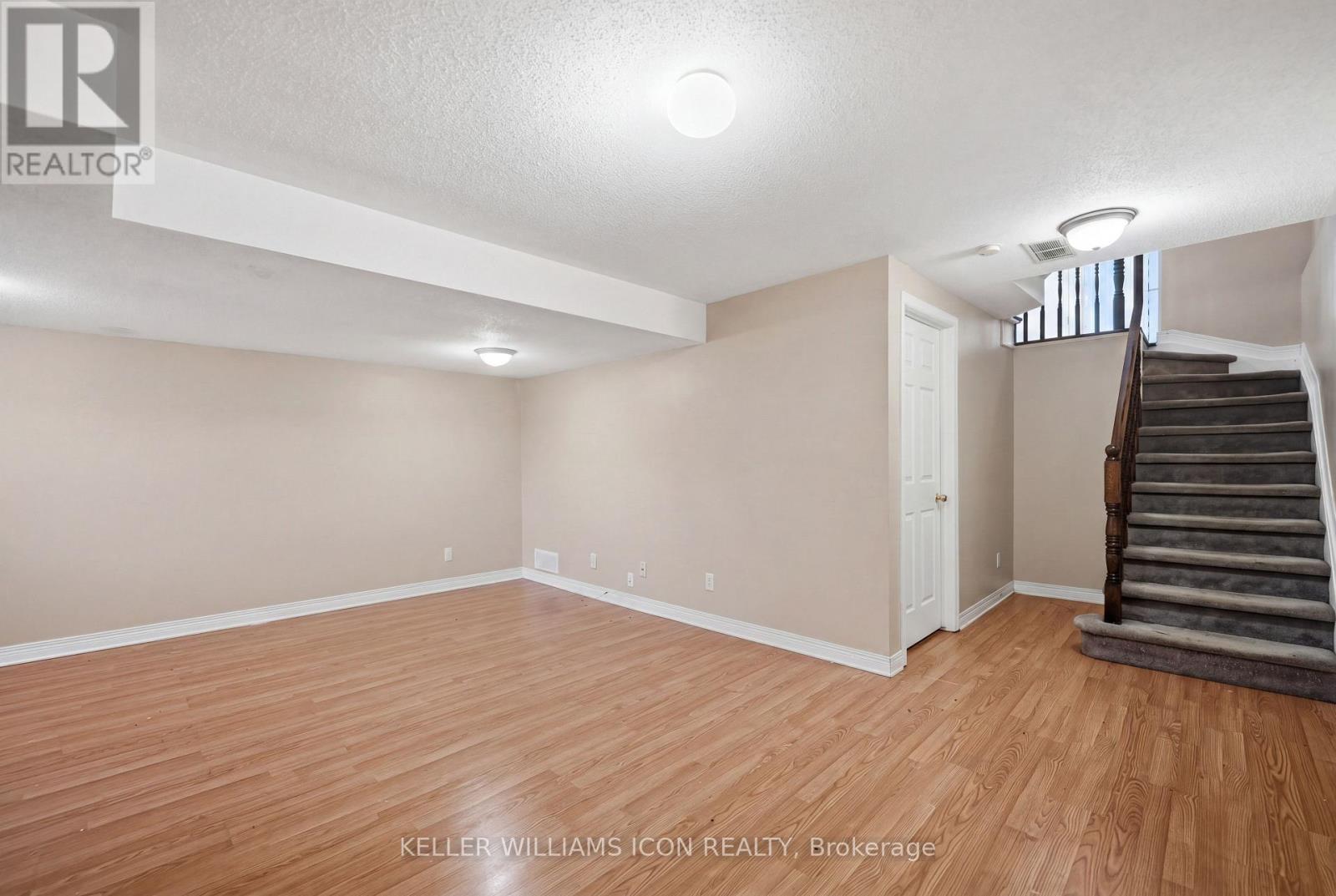 121 THORNBURY CRESCENT - 34