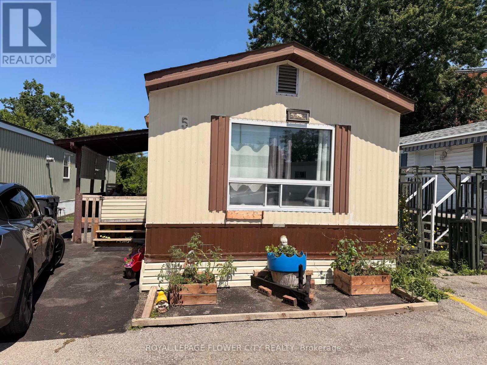 #5 3233 DERRY ROAD E - 17