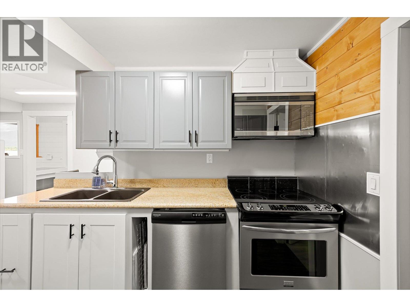3546 MABEL LAKE Road - 43