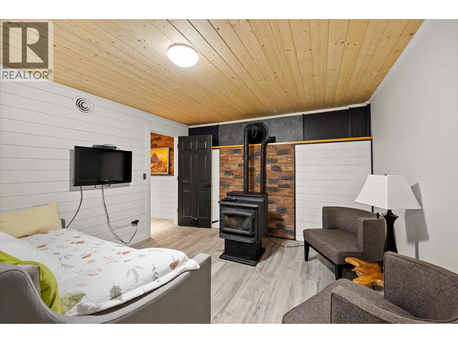 3546 MABEL LAKE Road - 40