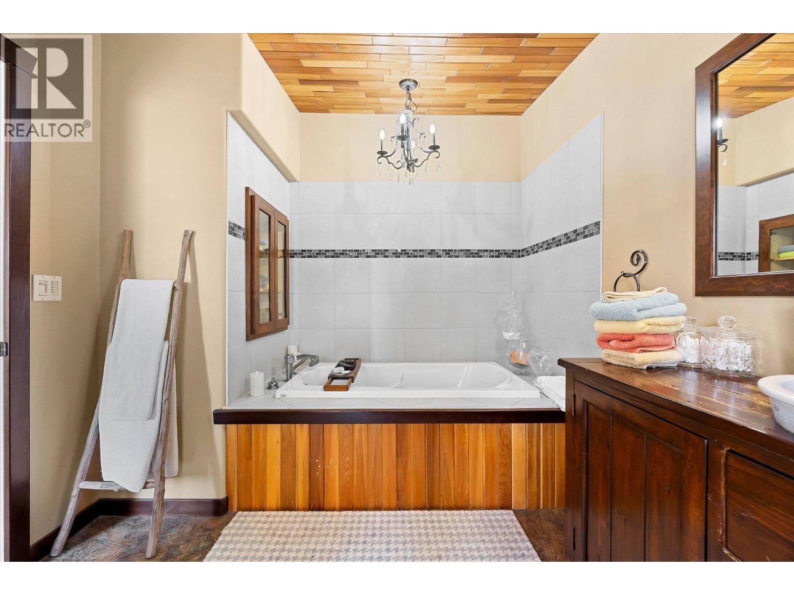 3546 MABEL LAKE Road - 38