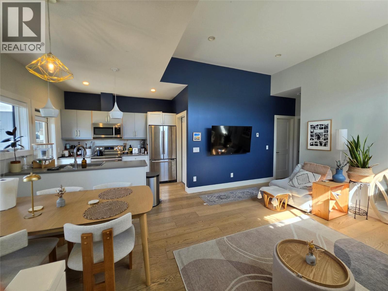 #2 726 Coopland Crescent - 2
