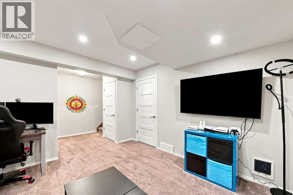 27 Golden Crescent, Red Deer