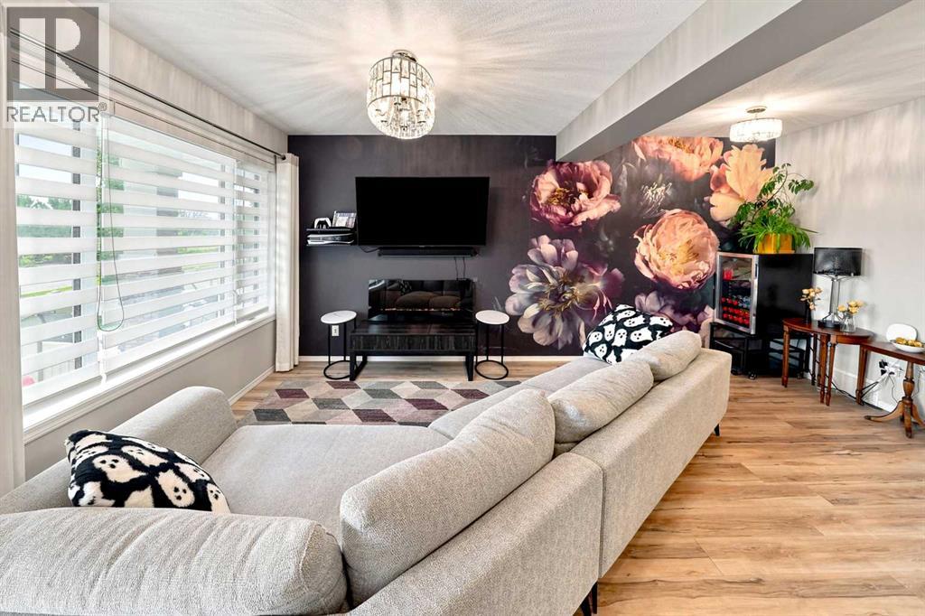 27 Golden Crescent, Red Deer