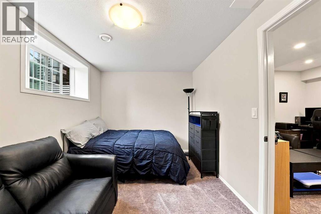 27 Golden Crescent, Red Deer