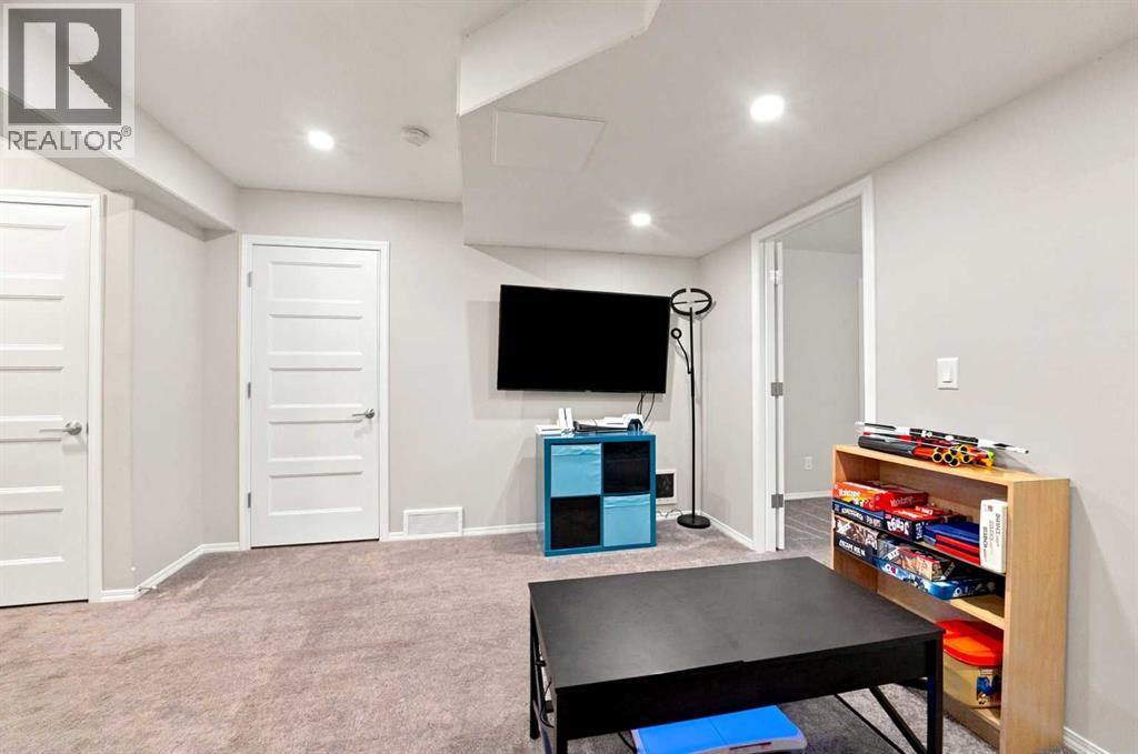 27 Golden Crescent, Red Deer