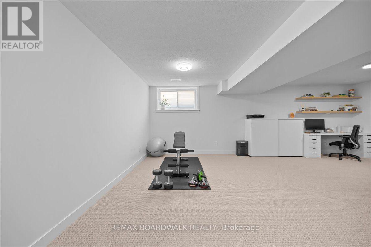 1027 HYDRANGEA AVENUE - 44