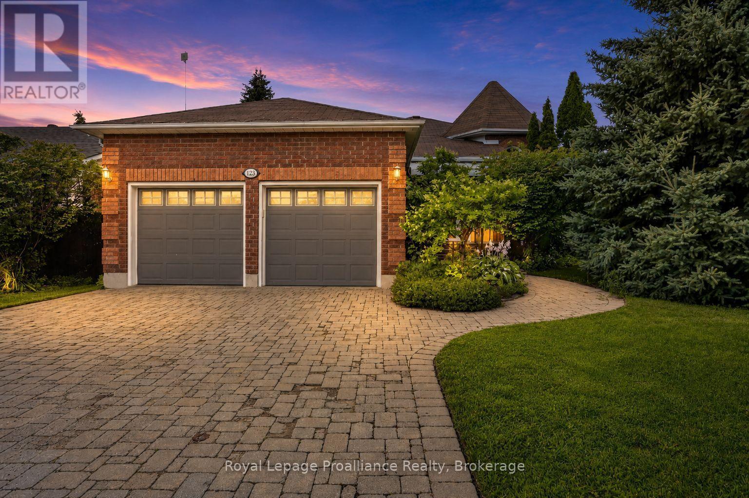 1423 GLENFOREST CRESCENT - 1