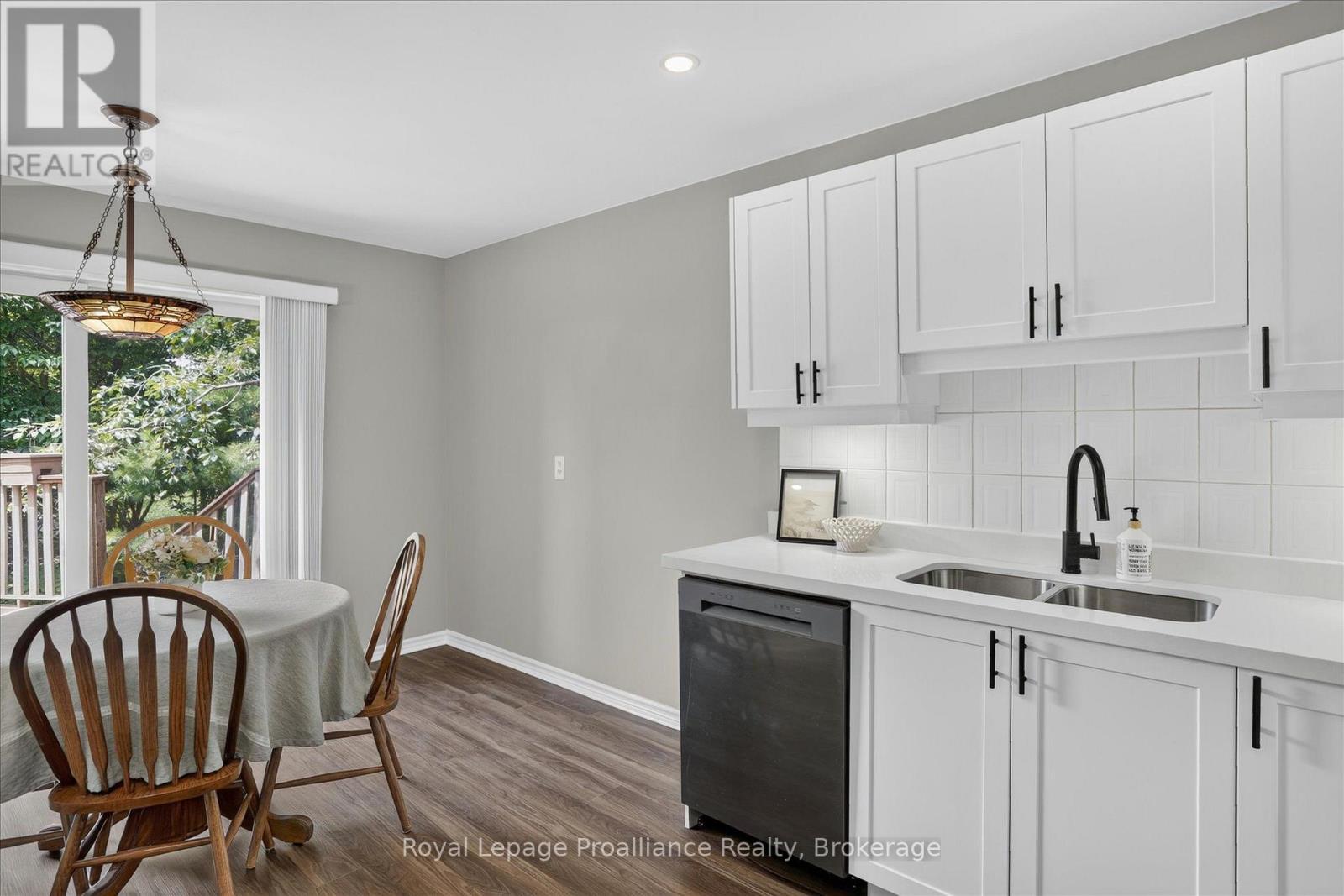 1423 GLENFOREST CRESCENT - 21