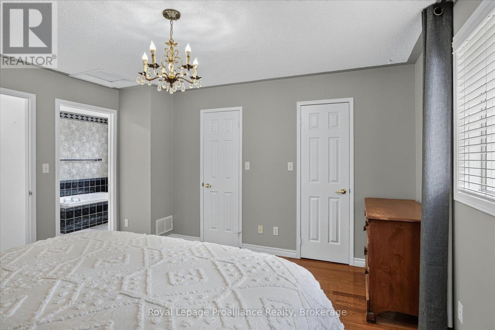 1423 GLENFOREST CRESCENT - 27