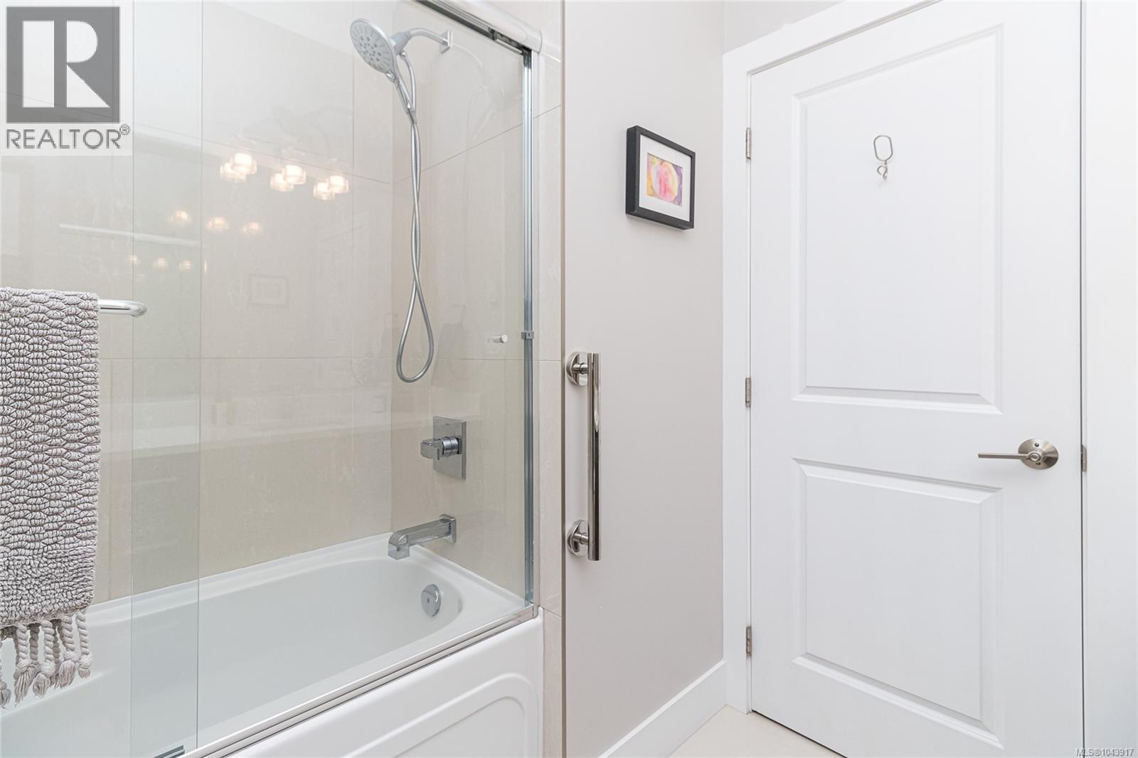  924 Snowdrop Avenue, Saanich