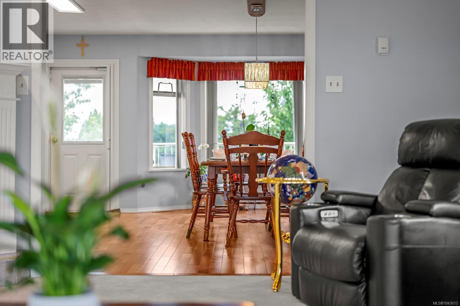 1564 Trumpeter Cres SW - 15