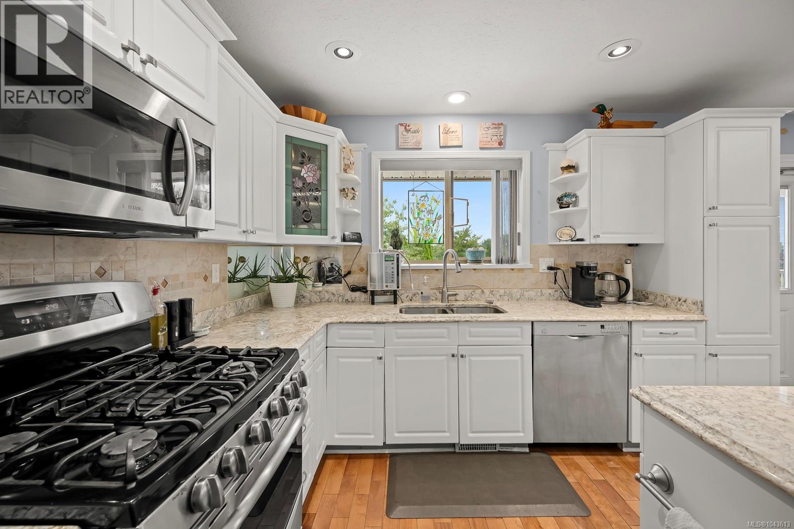 1564 Trumpeter Cres SW - 22