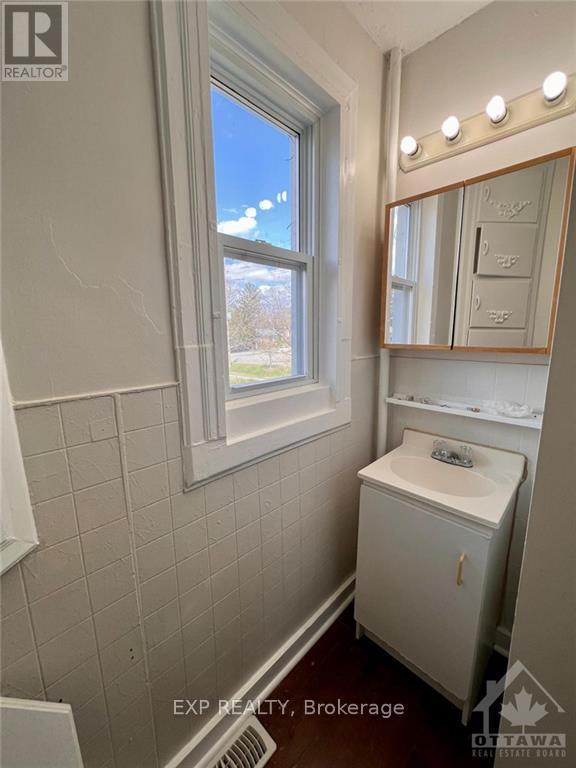 2 Bed, 1 Bath House for Rent in Ottawa – 2 – 502 RICHARDSON AVENUE, Ottawa – MLS# X13619484 - Image 12
